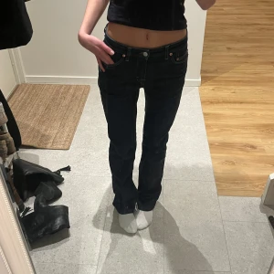 Mörkblå jeans från Filippa K - Säljer ett par snygga mörkblå jeans från Filippa K me midwaist. De är i bra skick oc har en klassisk straight passform. 