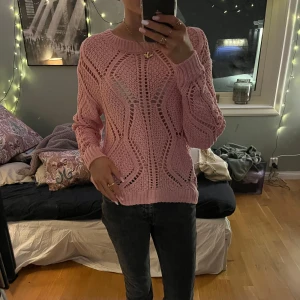 Rosa stickad tröja - Jättefin rosa stickad tröja från pieces😻