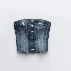 Aldrig använd!Jeanskorsett med knappar - Fick den i present använd en gång d var när jag prova den och såg att den inte passa men det är en Snygg jeanskorsett i blå denim med knappar framtill. Den har en cool stil och ser att folk säljer den för 299 