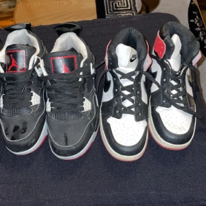 Nike och Air Jordan sneakers - Säljer två par sneakers: ett par air jordan i svart, vitt och rött med klassisk snörning och ett par Air Jordan i svart och rött. Båda paren har en cool och sportig stil, perfekt för vardagsbruk eller streetwear. De är i bra skick med några tecken på användning. Båda storlekarna är 36. Perfekta för sneakerheads som vill utöka sin samling! 300kr st. Frakt 49kr