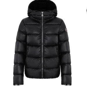 Svart Colmar jacka - Svart vinterjacka från Colmar. Nästan som ny då den bara är använd sparsamt under en vinter. Svensk Strl S💕💕
