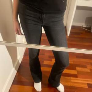 Säljer mina svarta jeans från only! Dem är i modellen onlyblush och är midwaist. Jag är 174 cm lång och har 86 i innerbenslängd och dom går hela vägen ner till golvet!🥰 använda fåtal gånger då jag har flera andra jeans💞köpta för 500;- säljer för 300;-