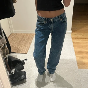 Lowwaist raka jeans  - Säljer ett par snygga blå jeans som är raka. De är lågmidjade och aldrig använda. Är 165 för ref 