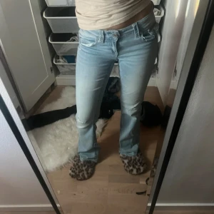 Lågmidjade jeans från gina - Inga defekter förutom ett litet hål i bakfickan som går att sy(jag kan göra det om det önskas) 