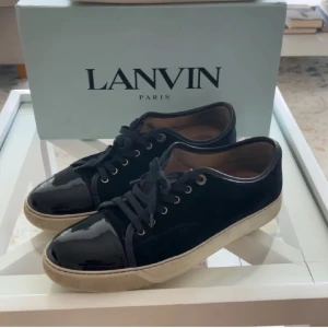 Mörkblå Lanvin - Säljer dessa feta Mörkblå Lanvin med glansig captoe då jag inte längre har användning för dom. Skorna är storlek 45 och är i bra skick. Nypris på dessa ligger runt 4500 men säljer de för 2300. Kan tänka mig gå ner i pris vid snabb affär!!