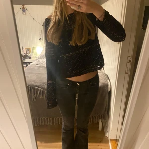 Svart tröja - Säljer en snygg svart  tröja med coolt mönster. 