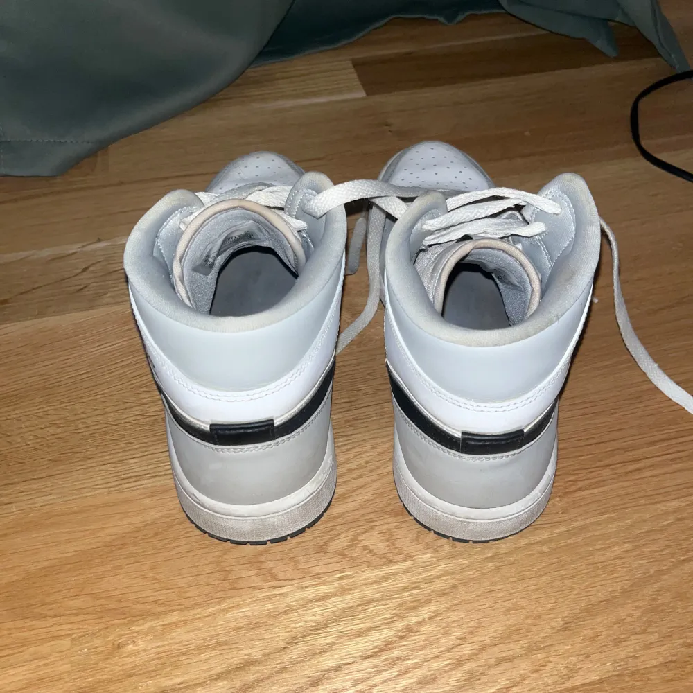 Jordan 1 Mid ”Light Smoke Grey” - storlek 40.  Köpta från MerchSweden för 2499:-, kvitto finns. Inga defekter, sparsamt använda.. Skor.