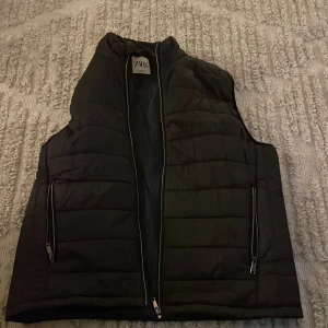 Svart quiltad väst från Zara - Säljer en svart quiltad väst från Zara i mycket bra skick. Knappt använd. 