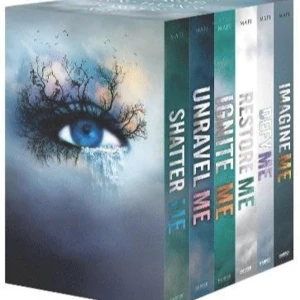 Shatter Me Series Box Set - Säljer en box med hela 'Shatter Me'-serien av Tahereh Mafi. Boxen innehåller sex böcker på engelska. Böckerna är i  nyskick och helt oanvända.