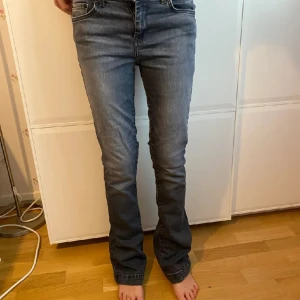 Gråa ltb jeans - Ett par grå/ svarata ltb jeans