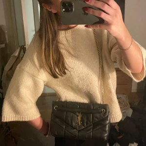 Beige stickad tröja  - Säljer en superfin beige stickad tröja. Den har trekvartsärmar och en avslappnad passform. Tröjan är dock nopprig, så behövs noppras av! Perfekt för en stilren och bekväm look! 🍂✨