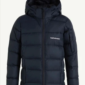 Peak Performance Frost down Jacket  - Säljer nu denna fina jacka som är köpt från peak performance. Den är använd max 1-2 gånger då jag märkte efter ett tag att den var lite liten så den är i stort sett som ny!. Storlek 150 (barn storlek) men sitter typ som en XXS💞 Hör av er för fler bilder eller mer info😊