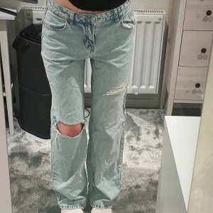 Skitsnygga jeans  - Säljer ett par ljusa jeans från h&m :) De är i bra skick, bara lite slitna längst ner men inget man tänker på. 