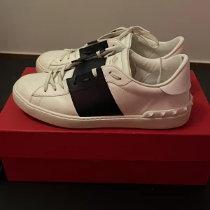 Valentino sneakers - Säljer dessa, eftersom de inte passar mig väl. Kan gå ner i pris! Använt de typ 10 ggr så det finns fläckar här och där pga användningen. Men det går att tvätta bort! Har dessutom tyvärr inget kvitto, men köpte de från kicksNstuff för 4499.
