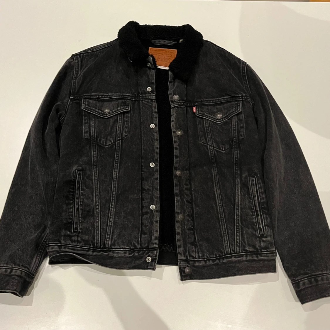 Svart jeansjacka med pälsfoder från levi’s