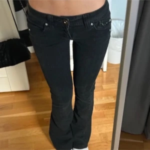 Svarta low waist jeans - Säljer ett par svarta jeans som inte passar mig. Bilder från förra ägaren. Midjemått 36,5,innebenslängd 77 💞