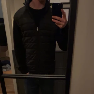 Svart cardigan  - Säljer denna svarta cardigan från Mango som inte längre säljs. Riktigt skön och sitter väldigt bra i storlek. Det är storlek S. Allmänt använd men helt felfri. Om du har frågor eller vill ha fler bilder är det bara att höra av dig!