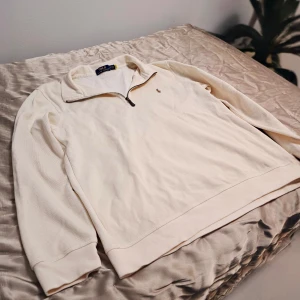 Vit beige half zip A - Mycket välvårdad beige/vit half zip tröja som passar perfekt för kallare väder ❄️ storleken är L men borde passa någon i Medium ✅️
