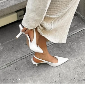 Vita pumps med spetsig tå - Snygga vita pumps med spetsig tå och smal klack. Perfekta för en elegant look, oavsett om det är till vardags eller fest. De har en stilren design med en bekväm passform. Passar bra till både klänning och byxor. Helt nya bara testade, säljer pågrund av fel storlek. Finns privata bilder ifall det skulle önskas. 
