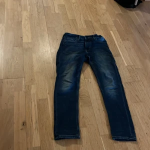 Mörkblå jeans - Säljer ett par mörkblå jeens i bra skick ny pris 700 mitt pris 99