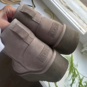 Uggs classic mini platform  - Grå uggs platform i storlek 39. Köptes förra vintern och är använda några gånger. De är impregnerade och har inga fläckar! Köptes för 2300kr Säljes pga för stora 🩷