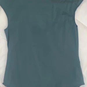 Body  - Den har en enkel design med korta ärmar och en normal passform. Toppen är i mycket bra skick och passar perfekt till både jeans och kjol.