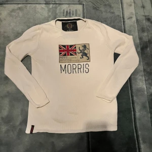 Vit tröja från Morris - Tröjan är andvänd men är i gott skick utan defekter. Perfekt att ha över en skjorta nu i vinter. Kom gärna med prisförslag eller byten 