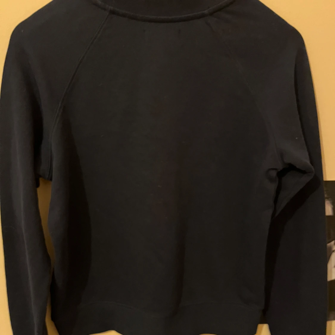 Mörkblå tröja med text - 90