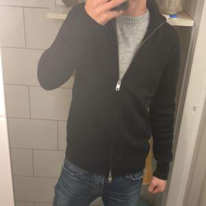 Säljer en svart långärmad full zip tröja Perfekt för höst och vår, den är både stilren och bekväm. Passar bra till jeans för en avslappnad look. Hör av dig vid intresse!