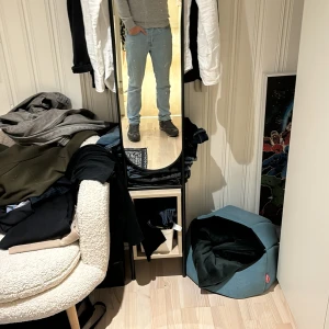 Levis jeans - Säljer nu ett par tvär feta Levis 501 i ljusblå färger. Byxorna är är storlek 27/28. Det passar mig som en 173 o väger 64 kg men är i minsta laget. Vid minsta fråga är det bara att höra av sig. Med vänlig hälsning, Morris