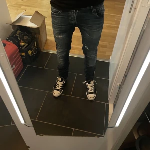 Slim jeans från Jack & Jones - Säljer ett par snygga blå slim jeans från Jack & Jones i bra skick. De har en cool slitningseffekt och är perfekta för en casual look. Ny priset är runt 1100 o är väldigt sällsynt