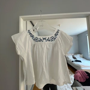 T-shirt mango  - Säljer denna gulliga mango tröja, pågrund av att den är lite kort i magen. Säljer för 80kr 🙏🏼
