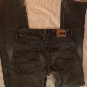 Low waist bootcut jeans! - Säljer dom här coola jeansen från Lee. I helt nytt skick och såå snygga. W30 L32 Pris kan diskuteras