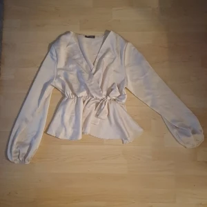 Knutt blus - Jäätte fin blus från misääy har använt 1 gång inga skador kan knyta roseten själv