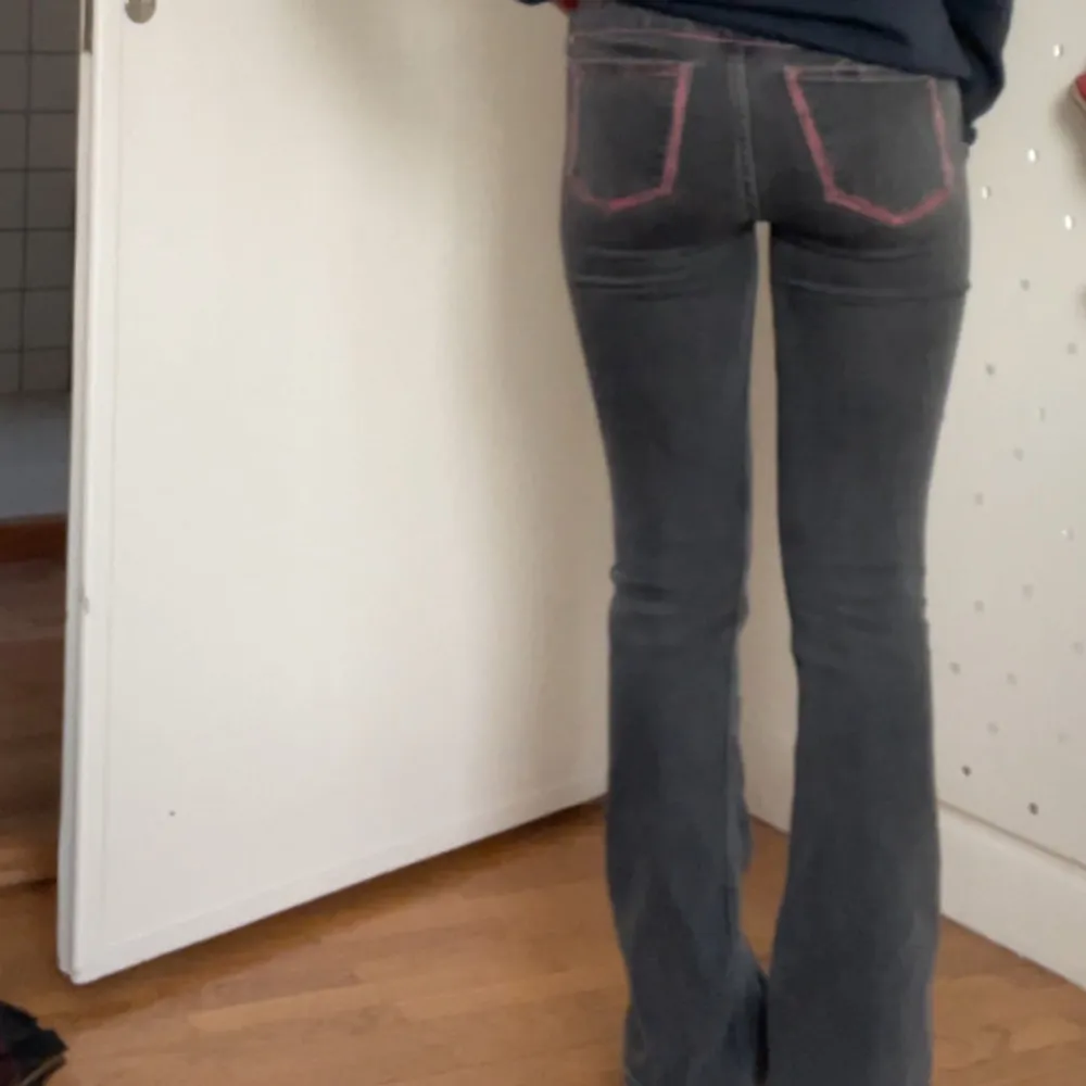 Säljer ett par snygga grå jeans med bootcut. De är lågmidjade och super snygga. Passar om man har XS och är runt 160 cm lång!💗. Jeans & Byxor.