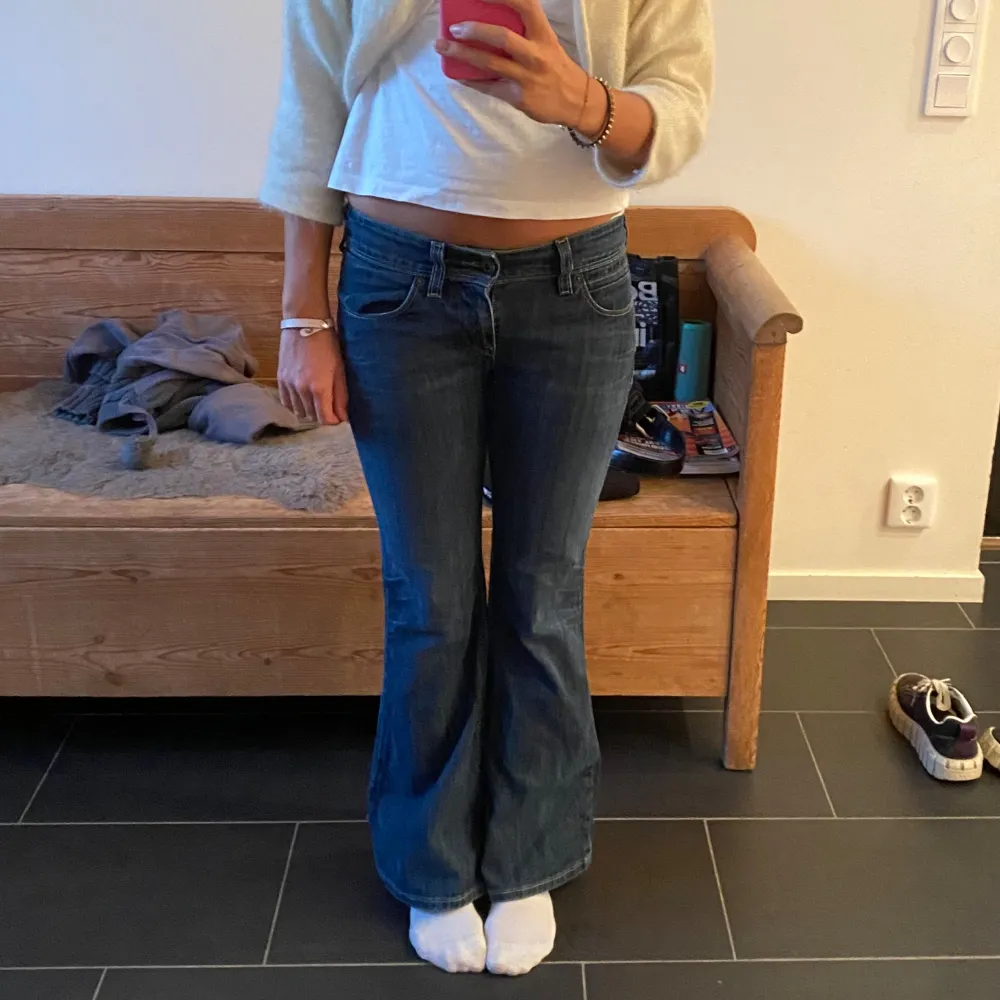 Lågmidjade bootcut jeans från Levis Midjemått: 38 cm Innerbenslängd: 74 cm. Jeans & Byxor.