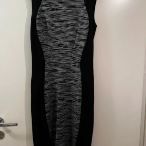 Klänning med marmor detaljer  - En vardagsklänning som är i väldigt bra skick. Den är i storlek S och är ganska stretchig. Den har lite marmor aktiga detaljer i mitten.  Den är mjuk i materialet och har inga skador eller fel.  Den kommer ungefär till knäna 