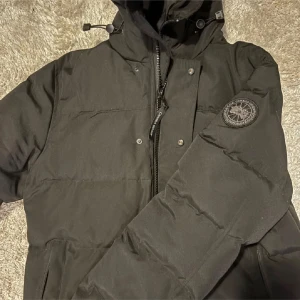 Canada Goose macmillian black label  - Säljer min väldigt sällsynta Canada Goose Macmillian Black Label. Finns ingen liknande jacka ute på Plick. Jag har haft den i ungefär en månad. Canada Goose påsen ingår. Skriv gärna om ni har fler frågor eller begär flera bilder. Obs inte äkta!