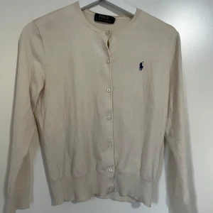 Ralph Lauren kofta  - Så himla fin!! Tyvärr något nopprig men har mycket kvar att ge🥰 Skicka prisförslag vid intresse!❤️