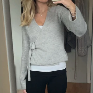 Omlottkofta - Säljer denna jättefina omlottkoftan ifrån Gina då den inte kommer till användning. Den är i bra skick och endas använd ett fåtal gånger. I storlek M men sitter dom en s/xs då den går att knyta. Koftan är slutsåld på Gina och är väldigt eftertraktad. 