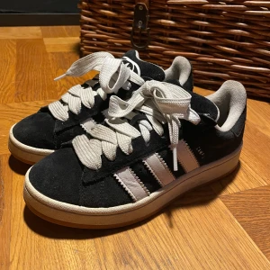 Adidas campus  -  sparsamt använda inga slitage tecken däremot kan snörena behövas byta ut eller tvättas då de är lite smutsiga. Storlek 36 och två tredjedelar 