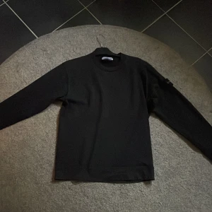 Stone island sweatshirt  - Säljer nu en fet stone island sweatshirt till ett bra pris, självklart äkta, qr kod och scan finns med. Skriv för mer frågor! 