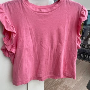 Rosa top - Söt rosa top ifrån zara som inte riktigt är min stil längre storlek m men passar mig som vanligtvis bär s om man vill ha lite overzize enkel att styla och passar bra till allt hör av dig om du har någon fråga eller så💕