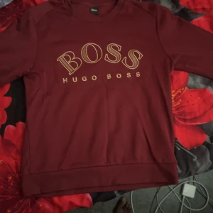 Hugo boss tröja - Jag säljer min Hugo boss tröja som jag har använt ett par gånger, den är storlek M och är nästan som ny bara lite använd.  Kan diskutera pris 