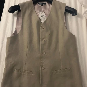 Beige väst stl L - Beige väst i stl L, ny med prislapp. 