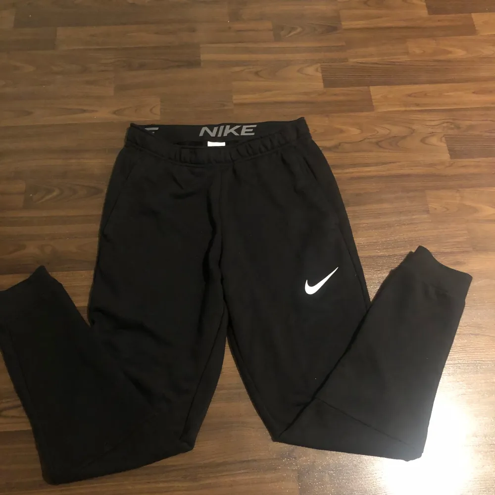 Tjena! Säljer ett par svarta Nike sweatpants i storlek S! Perfekta byxor att träna i och riktigt skönt material. Om ni har frågor är det bara att skriva! . Jeans & Byxor.