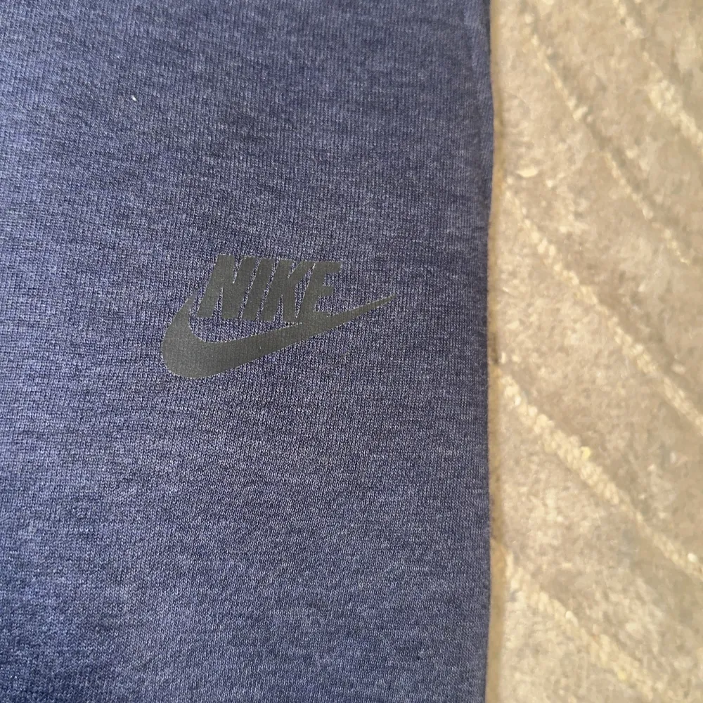 Ett par snygga Nike tech byxor i barn storlek, byxorna är i oanvänt skick och är knappt använda. Storlek XL (158-170). Jeans & Byxor.