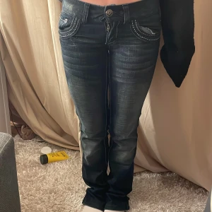jeans - Dö snygga jeans🙌🏽 passar någon som är 160 typ❣️mörkgråa/mörkblåa