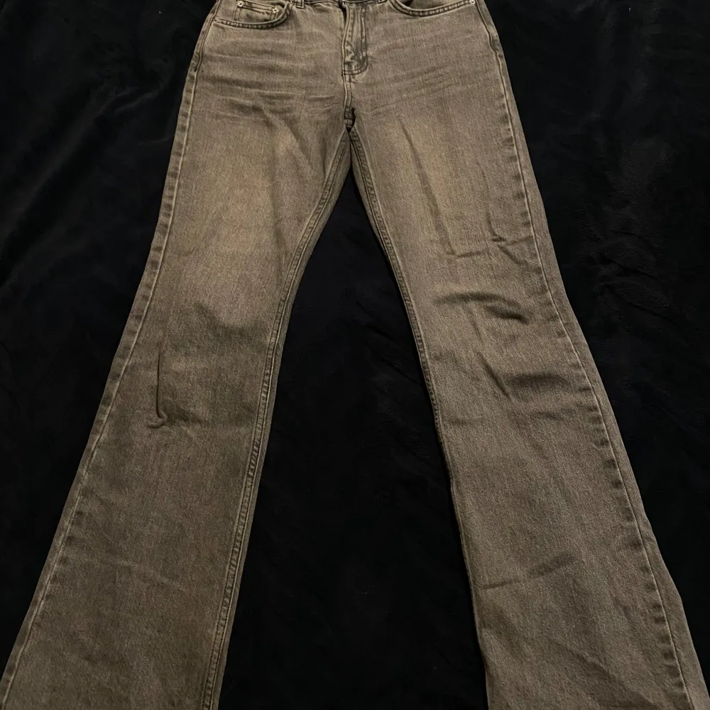 Jättefina jeans från Gina Tricot. Midjemåttet är 35,5 cm och Innerbenslängden 81 cm💕. Jeans & Byxor.