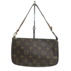Louis Vuitton Pochette - En av Louis Vuittons mest populära väskor, Pochette är idealisk för att förvara dina dagliga nödvändigheter på ett elegant sätt. Det är väskan som varje väskälskare antingen har ägt eller velat ha i början av sin kollektion. 